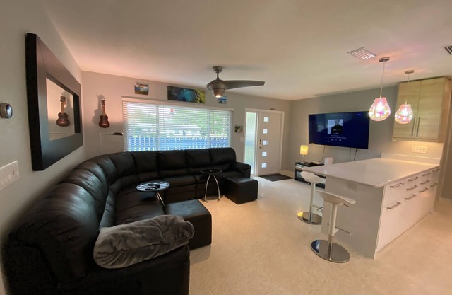 Relaxing FUN Home- short walk to Rainbow River