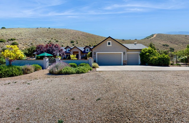 Relaxing getaway with stunning views - private grill, jacuzzi & pool