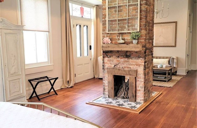 Relaxing Historic Suite Downtown | 12 min to Beach