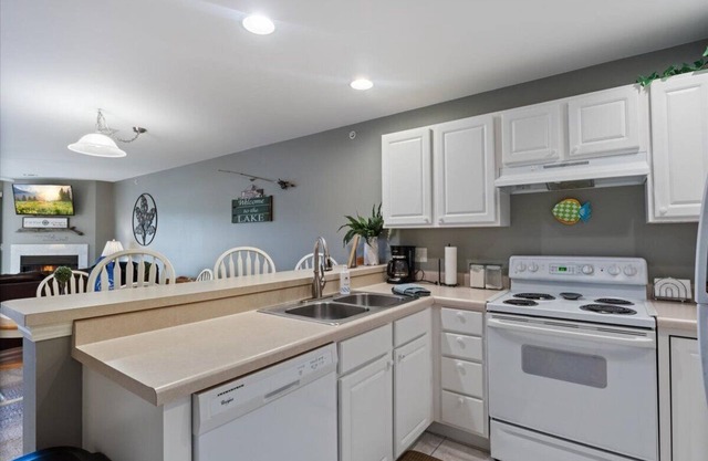 Relaxing Lakefront Condo w/2 Heated Pools, Boat Ramp & Slip, Near Golf & Parks