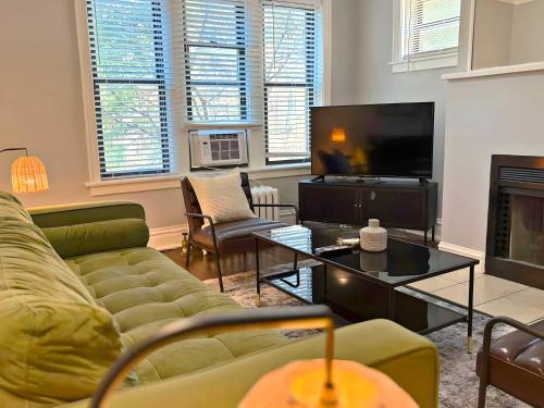Relaxing Lakeview Escape 2BR Apartment - Roscoe 35-2N