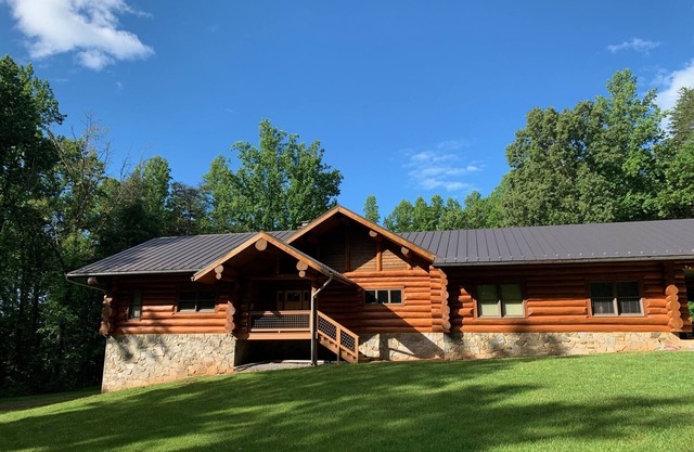 Relaxing log home on a private mountainside in Rappahannock County, Virginia