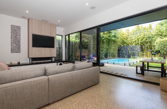 Relaxing oasis with pool and spa, 1 minute to Elwood Village and walk to Beach