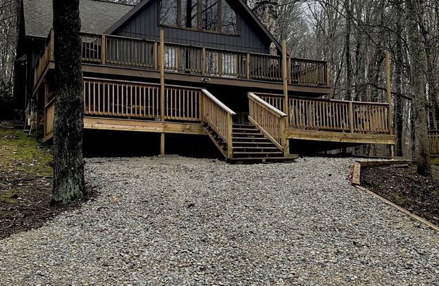 Relaxing private retreat w/Hot Tub, wi-fi, treehouse, game room, new large deck