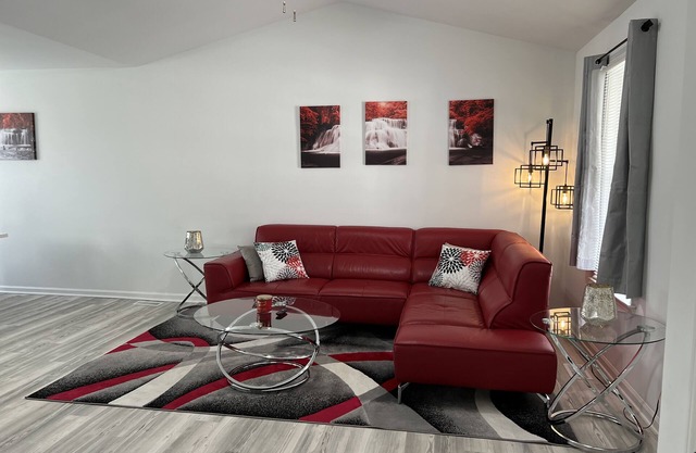 Relaxing Red Velvet 5 Minutes to Downtown Raleigh & NC STATE