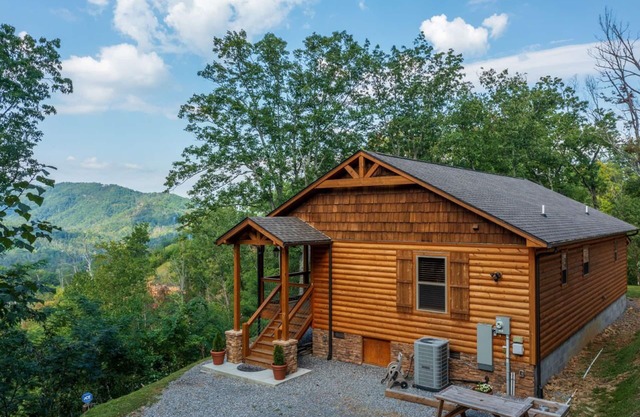 Relaxing retreat/awesome views!/Hot tub/King beds/Fire pit/Mins to Downtown GB