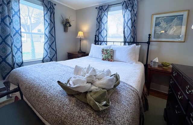 ✨ Relaxing Retreat 🏡 Easy 1 Mile Walk Downtown, Fenced in Yard!✨