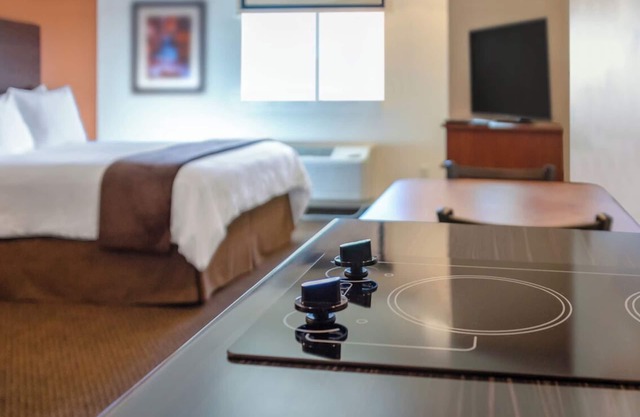 Relaxing Room! Full Kitchen & Comfy Bedding! Pets Allowed, Near Dinosaur Park!