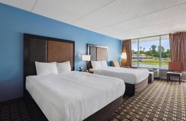 Relaxing Room Near Historic Site With Pets Welcome and Parking