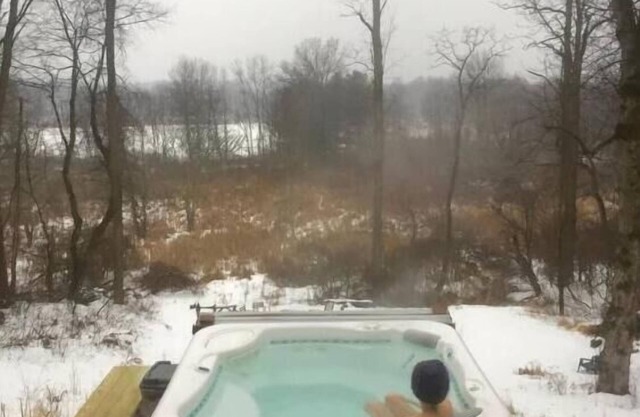 Relaxing Spa Retreat, Outdoor Hot Tub & Sauna, Gorgeous View, Walk to Village