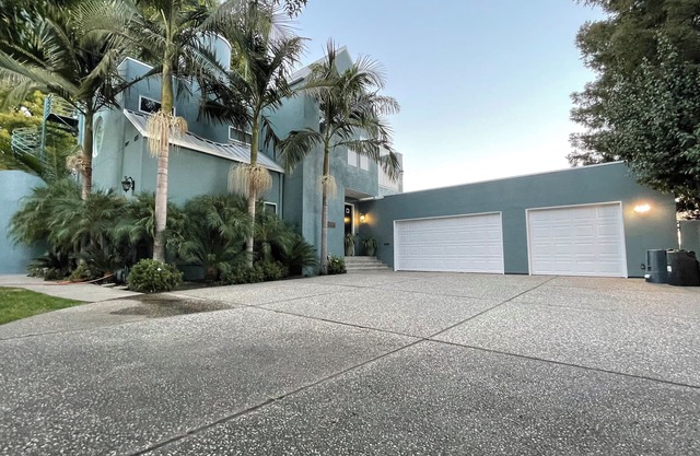 Relaxing, spacious, secluded house on the Calaveras River with private dock!