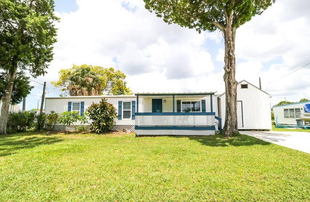 RELAXING WATERFRONT CANAL HOME. PET FRIENDLY!