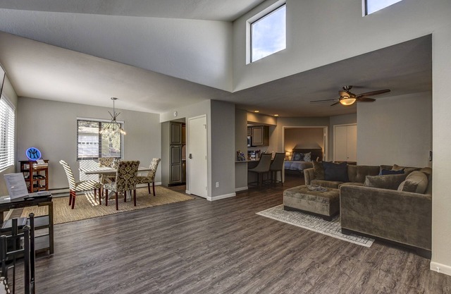 Remodeled 2 bd/2 bath condo only 10 minute walk to the Courthouse Square!