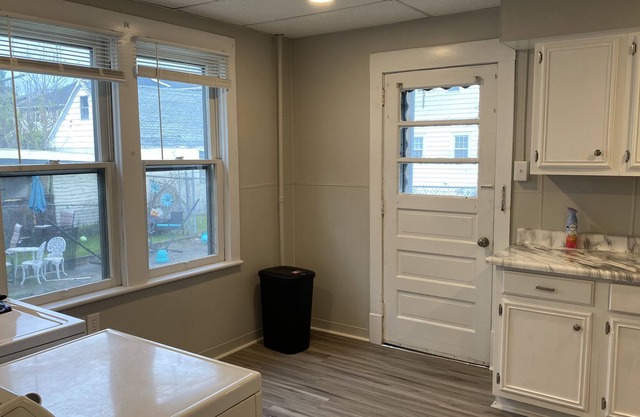 Remodeled 2 bed 1 bath private apartment