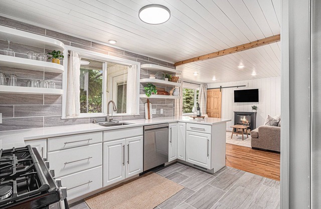 Remodeled 2-bedroom house with hot tub, 7mins to Saugatuck & beach