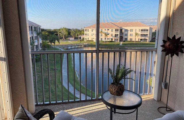 Remodeled condo, quiet, gated golf community, Ft Myers