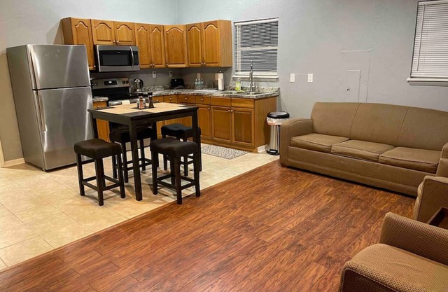 Remodeled cottage close to Springs and Gainesville