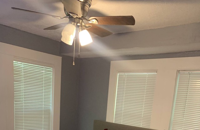Remodeled cozy home minutes from Hwy,Downtown, and plaza!