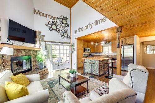 Remodeled Crestline Retreat Walk to Lake Gregory!