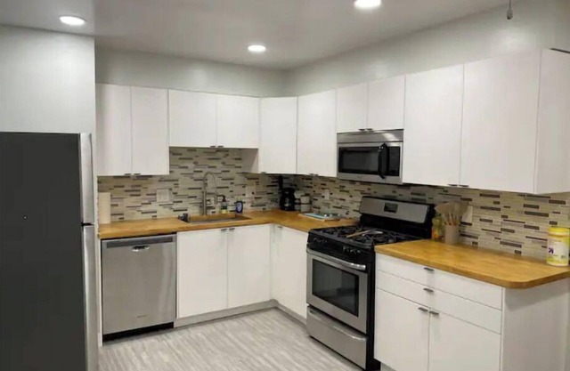 Remodeled Duplex with King Bed and 2x twin XL's.