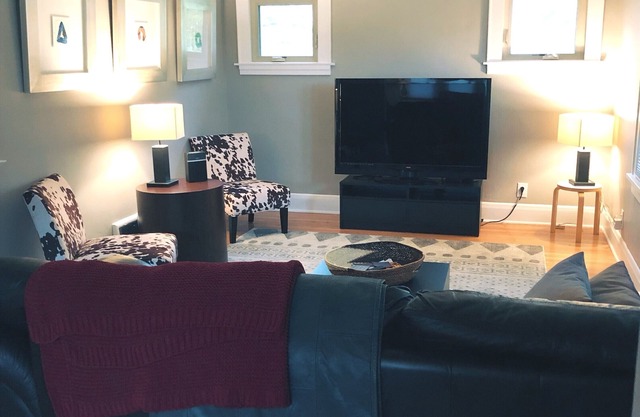 Remodeled flat in River West, deck and firepit, close to restaurants/coffee.