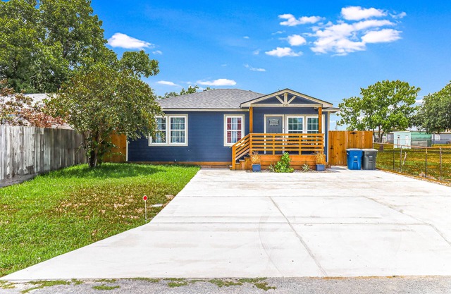 Remodeled house near the beach with firepit, large backyard - dog-friendly