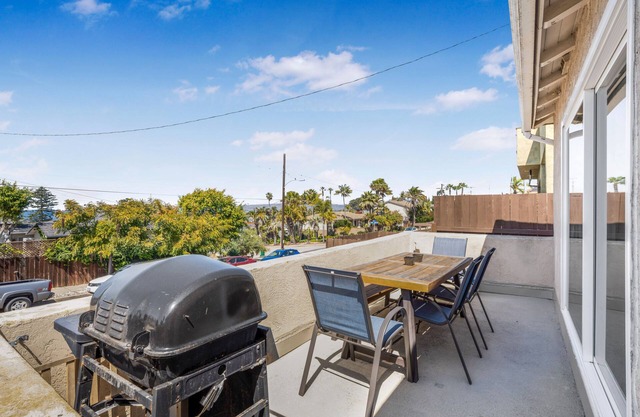 REMODELED OB HOME w/AC, PARKING, SURFBOARDS, VIEWS - SLEEPS 8 - 3 KING BEDS