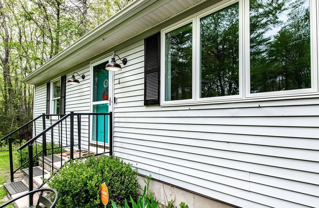 Remodeled private home in Kennebunkport on acre lot mins to Dock Square, beach