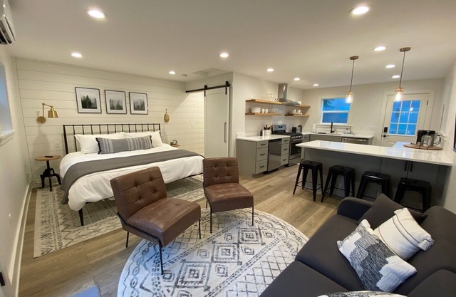 Remodeled Studio Cottage! Walk to Lake and Hiking Trails