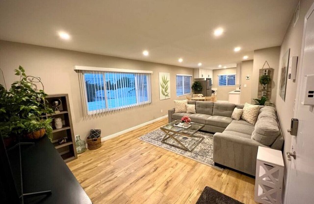 Remodeled 2 Bed/2 Bath in the heart of Montrose!