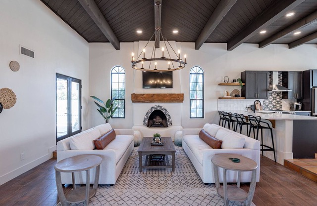 Remodelled Resort Style Home Near Best Dining and Shopping