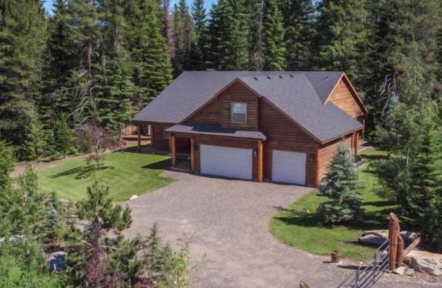 REMOTE CABIN WITH HOT TUB AND MOVIE THEATER