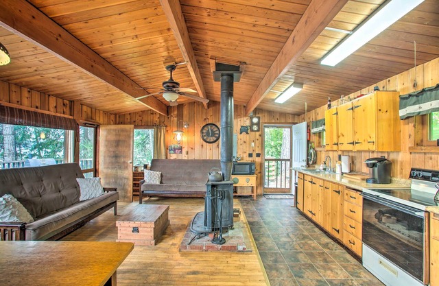 Remote Escape: Serene Lakeside Cabin w/Beach