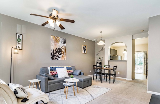 Remote Workspace - Cozy 2BD Townhome 9min-> Downtown