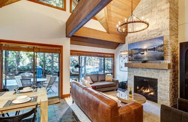 Reno`d 4 BD Village Townhome/Private Hot Tub