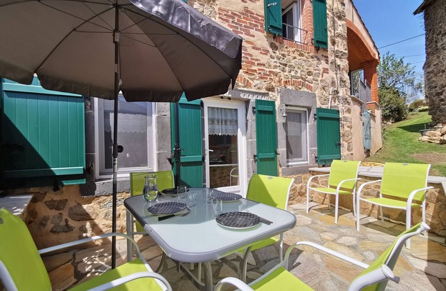 Renovated cottage in St Just, private terrace, hiking, near Puy en Velay