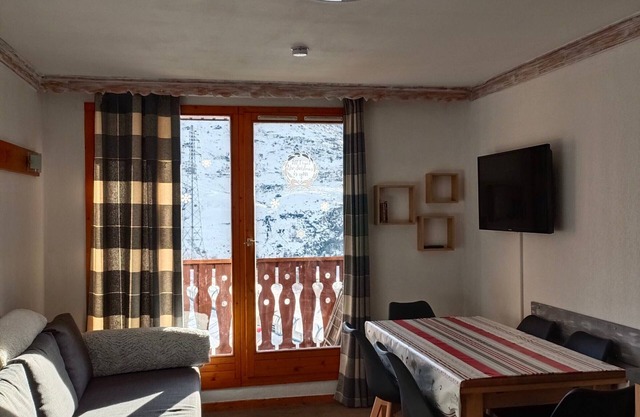 Renovated 1-Bedroom Apartment, Ski-In/Ski-Out, Sleeps 5, Stunning Mountain Views