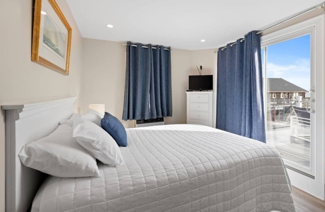 Renovated 1 Queen Bed Suite w/Ocean Deck