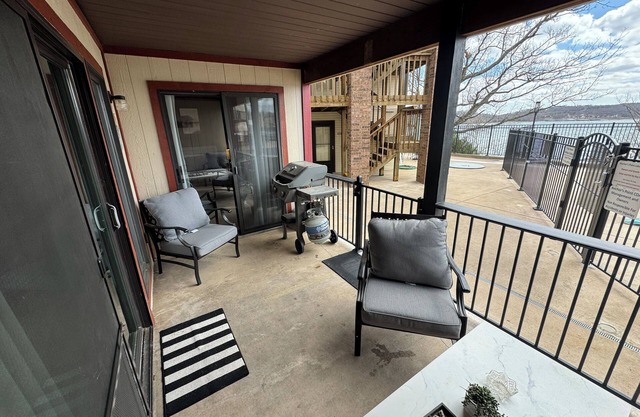 Renovated 2-bed/2-bath condo POOLSIDE & LAKEFRONT!