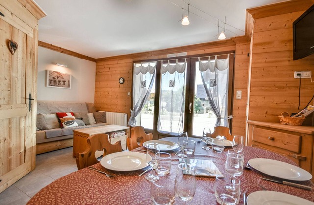 Renovated 2-Bedroom + Mountain Nook Apartment, Near Center & Shops, The Gets