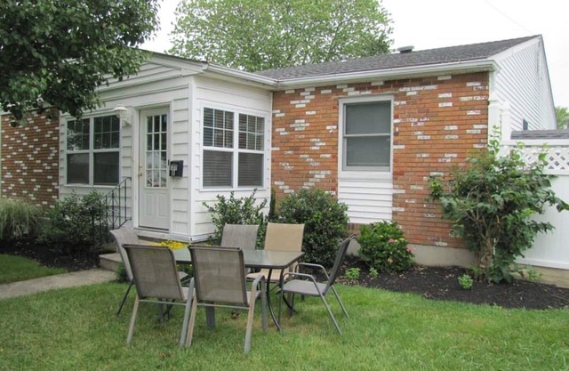 Renovated 2 BR/1.5 bath close to beach and town - Available for 2025!