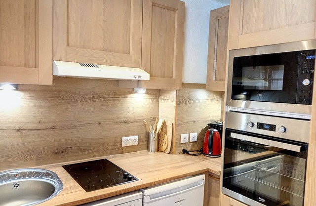 Renovated 2-room apartment, central location, pool, pets allowed