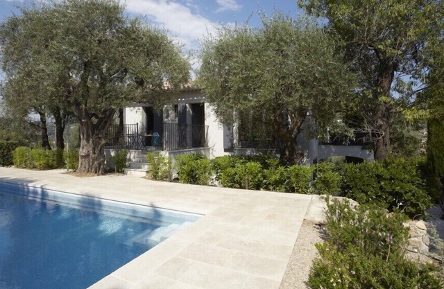 Renovated 3 bed Mougins villa with sea view - 250m from shops