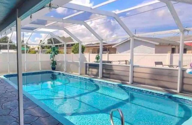 Renovated 3 bedroom with POOL Internal name: 854 pretty lady