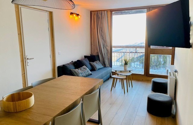 Renovated 3-Room Apartment · Ski-In/Out · Balcony · Mont Blanc View