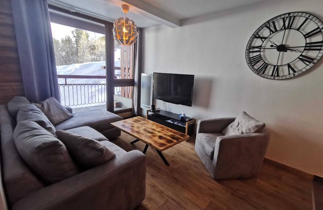 Renovated 3-room apartment, near center, balcony