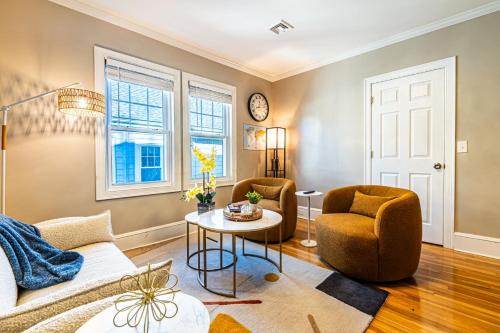 Renovated 4BR3BA Escape - Near Public Transportation