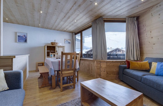 Renovated Apartment – Near Slopes & Shops – Balcony