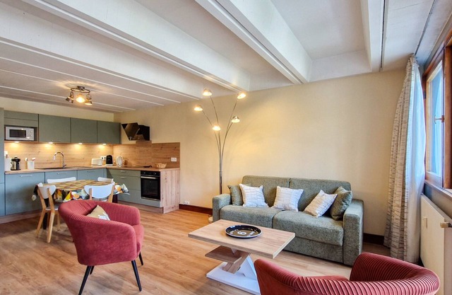 Renovated Apt · Close to Slopes & Shops · West-Facing Balcony · Modern Amenities