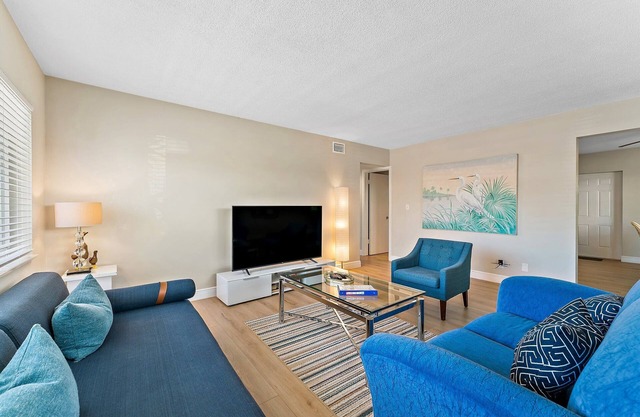 Renovated Apt Steps From The Singer Island Beach